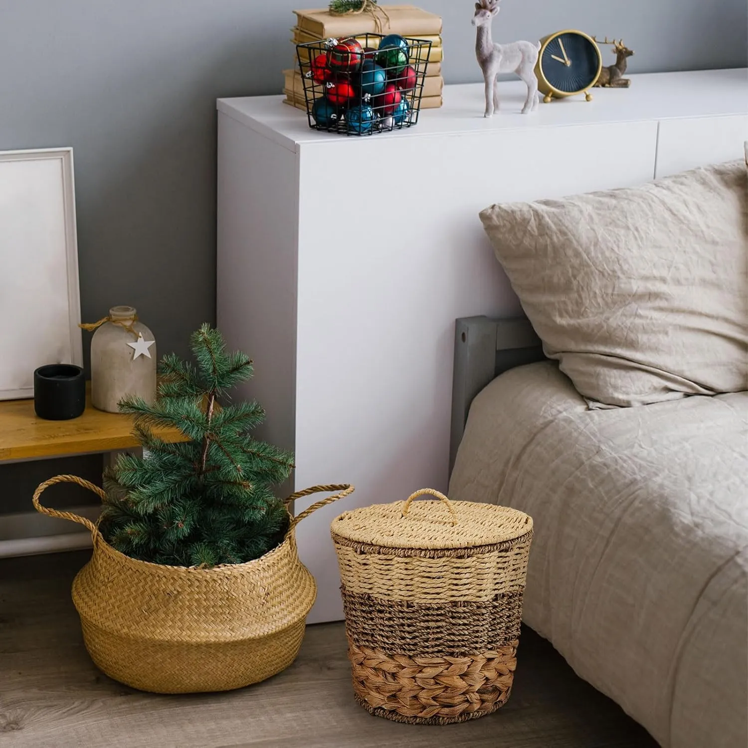 Ctosree 2 Pcs Wicker Trash Can Basket Woven Waste Basket with Lid Bathroom Wastebasket Garbage Bin with 100 Pieces of Trash Bags for Bedroom Farmhouse Home Office Kitchen (Wood Color, Medium)