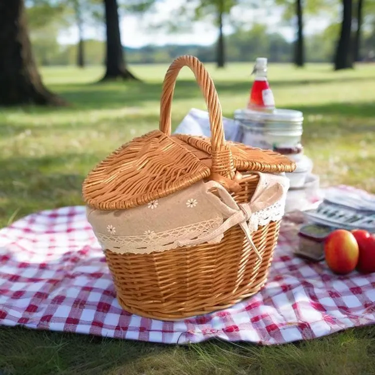Wicker Picnic Basket with Lid and Handle, Vintage Style Wicker Picnic Hamper with Removable Liner, Sturdy Woven Body Picnic Basket with Washable Lining for Outdoor Camping (Beige)
