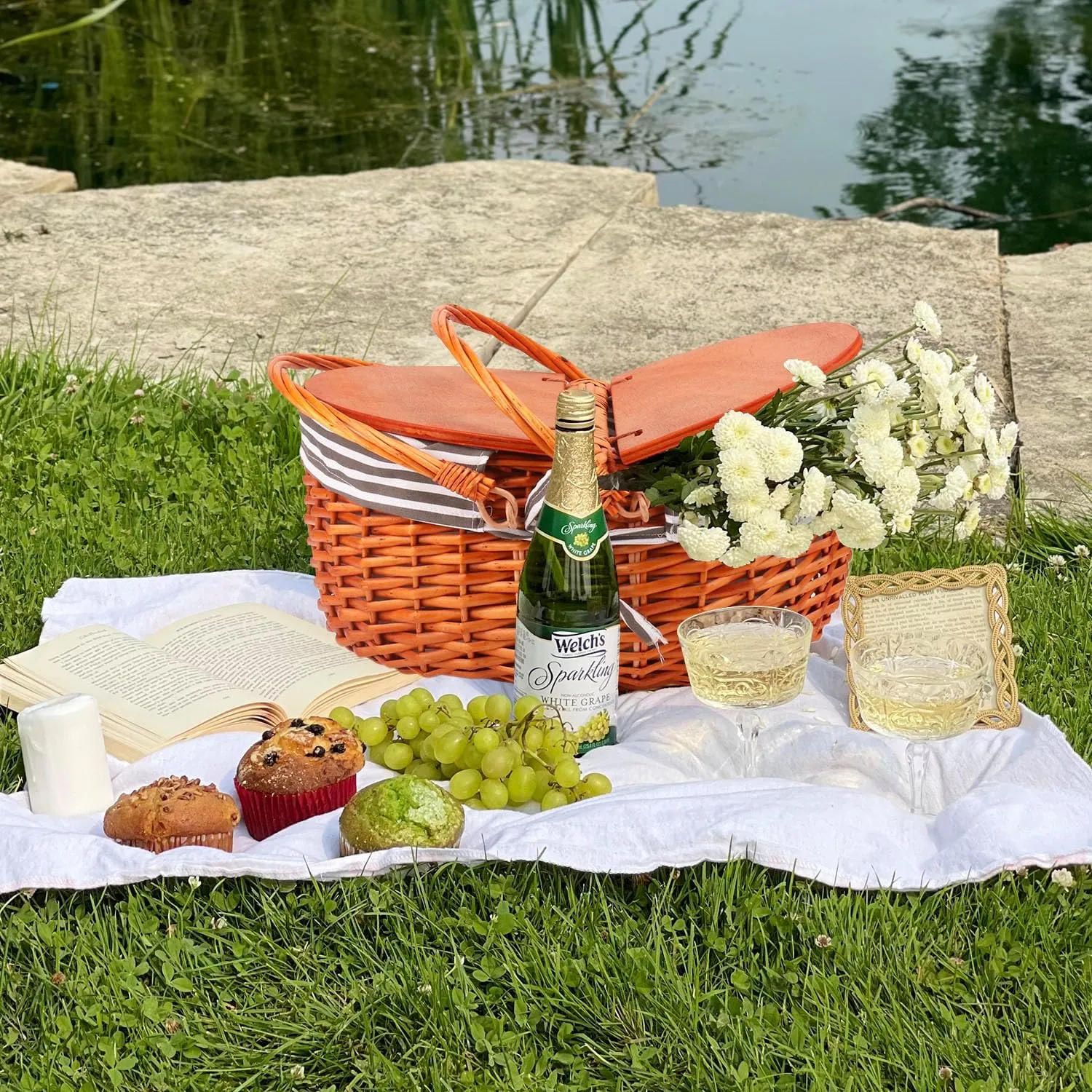 Wicker Picnic Basket with Liner and Wooden Split Lid - Vintage Wicker Picnic Basket with Folding Woven Handle, Picnic Hamper with Lid - Ideal Outdoor and Picnic Accessories
